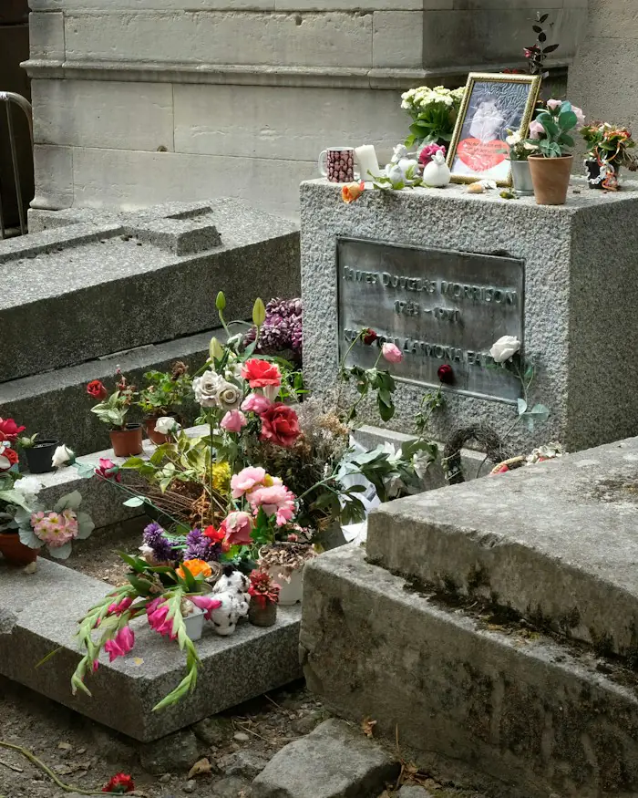 Plaque funéraire et ornements d'une sépulture