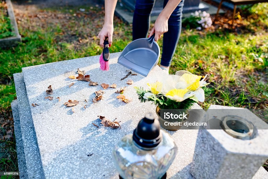 Homme qui nettoie la tombe 2